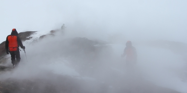 Grimsvötn-tulivuoren tutkiskelua. (Jaakko Heikka, Vatnajökull 2013 -retkikunta)