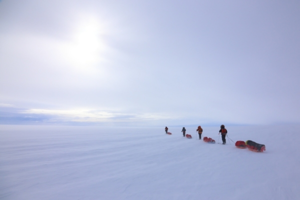 Jaakon johtama retkikunta ylittämässä isoa valkoista huhtikuussa 2014. (Jaakko Heikka)